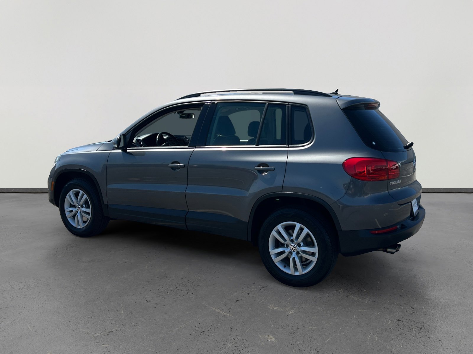 Used 2016 Volkswagen Tiguan S image 3