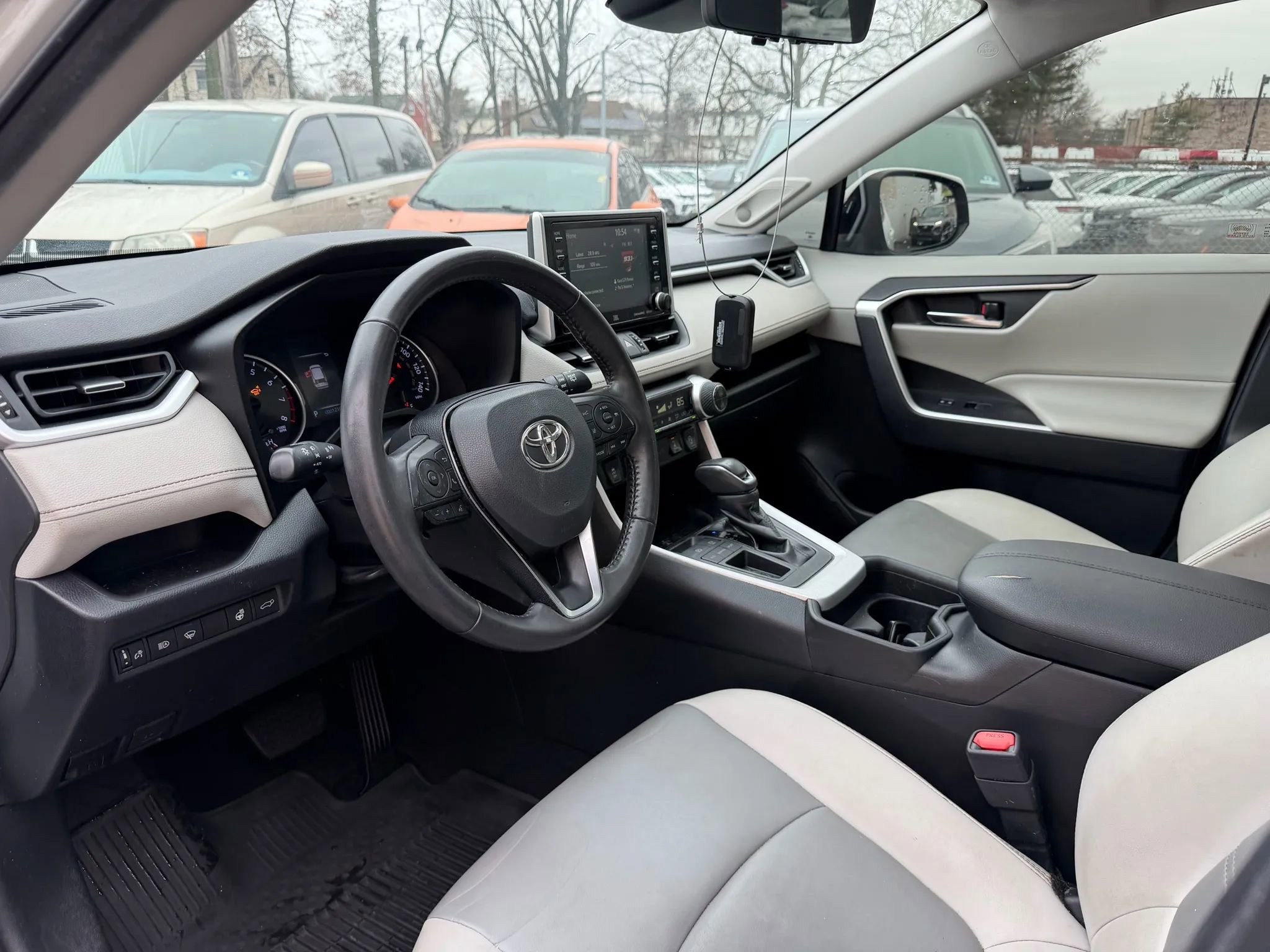 Used 2020 Toyota RAV4 XLE Premium image 10