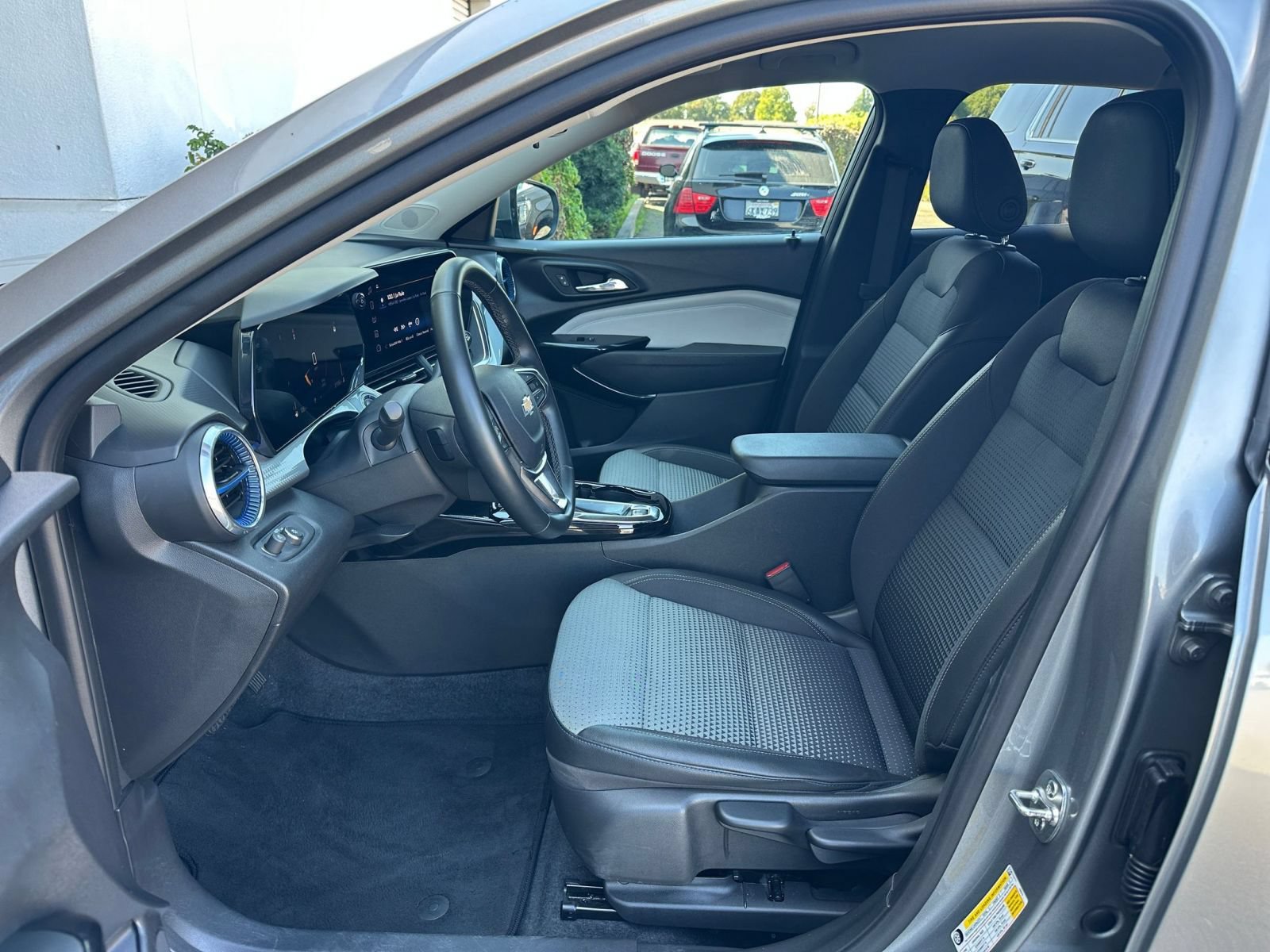 Used 2025 Chevrolet Trax LT w/ LT Convenience Package FWD image 26