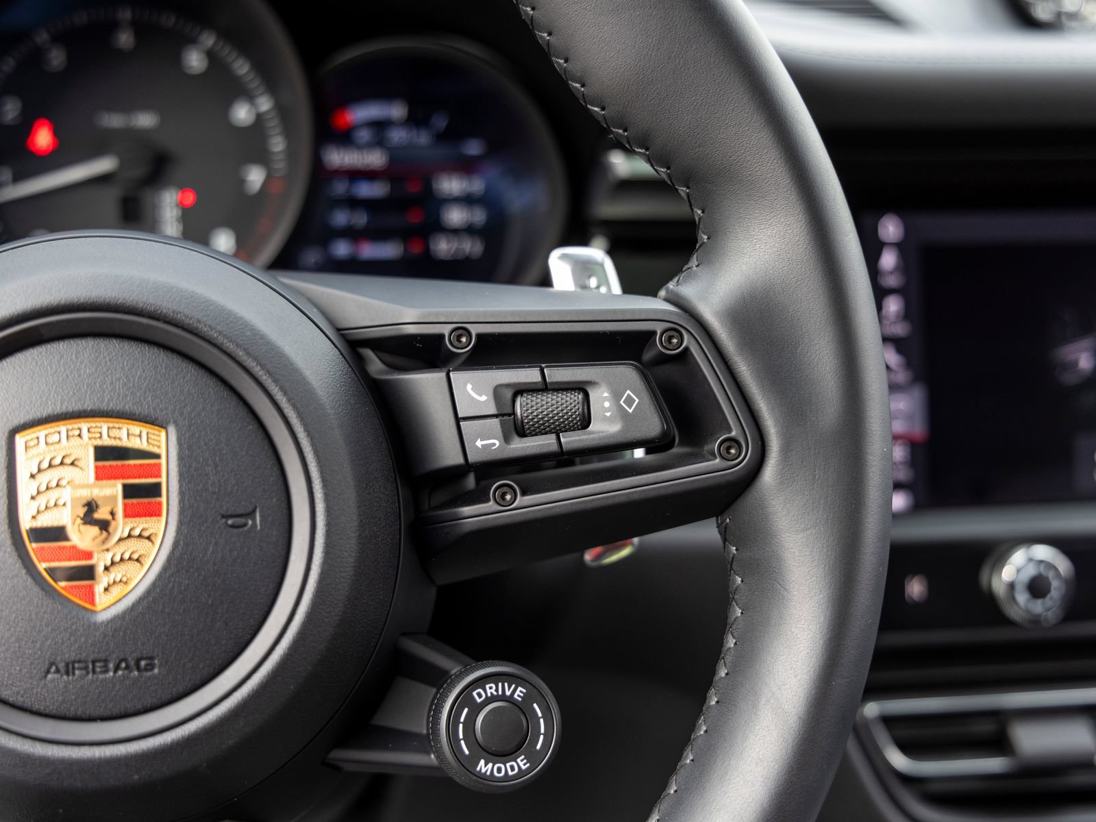 Certified 2026 Porsche Macan AWD/4WD image 37