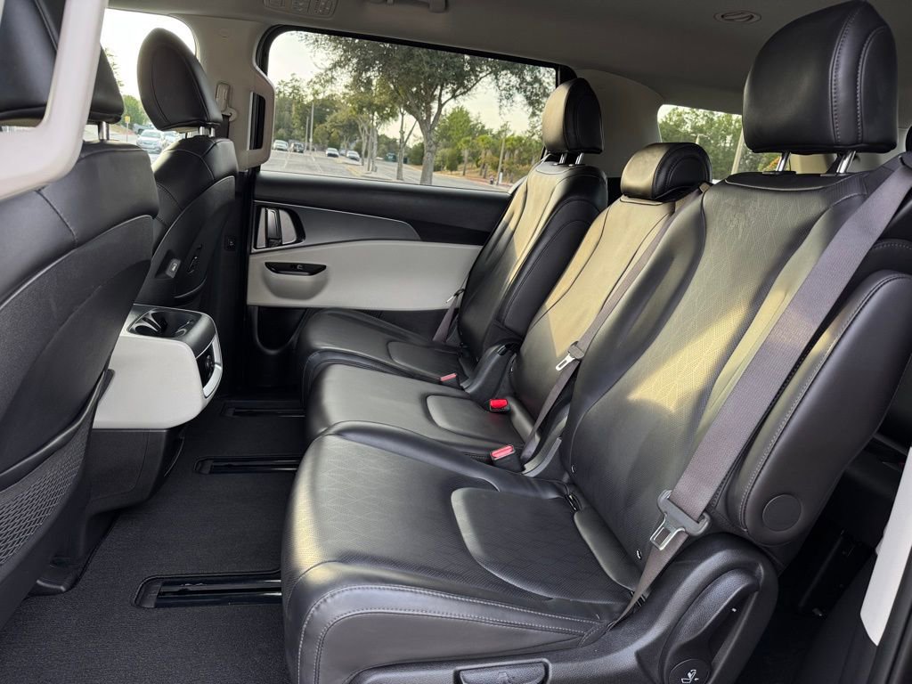 Used 2024 Kia Carnival LX image 16