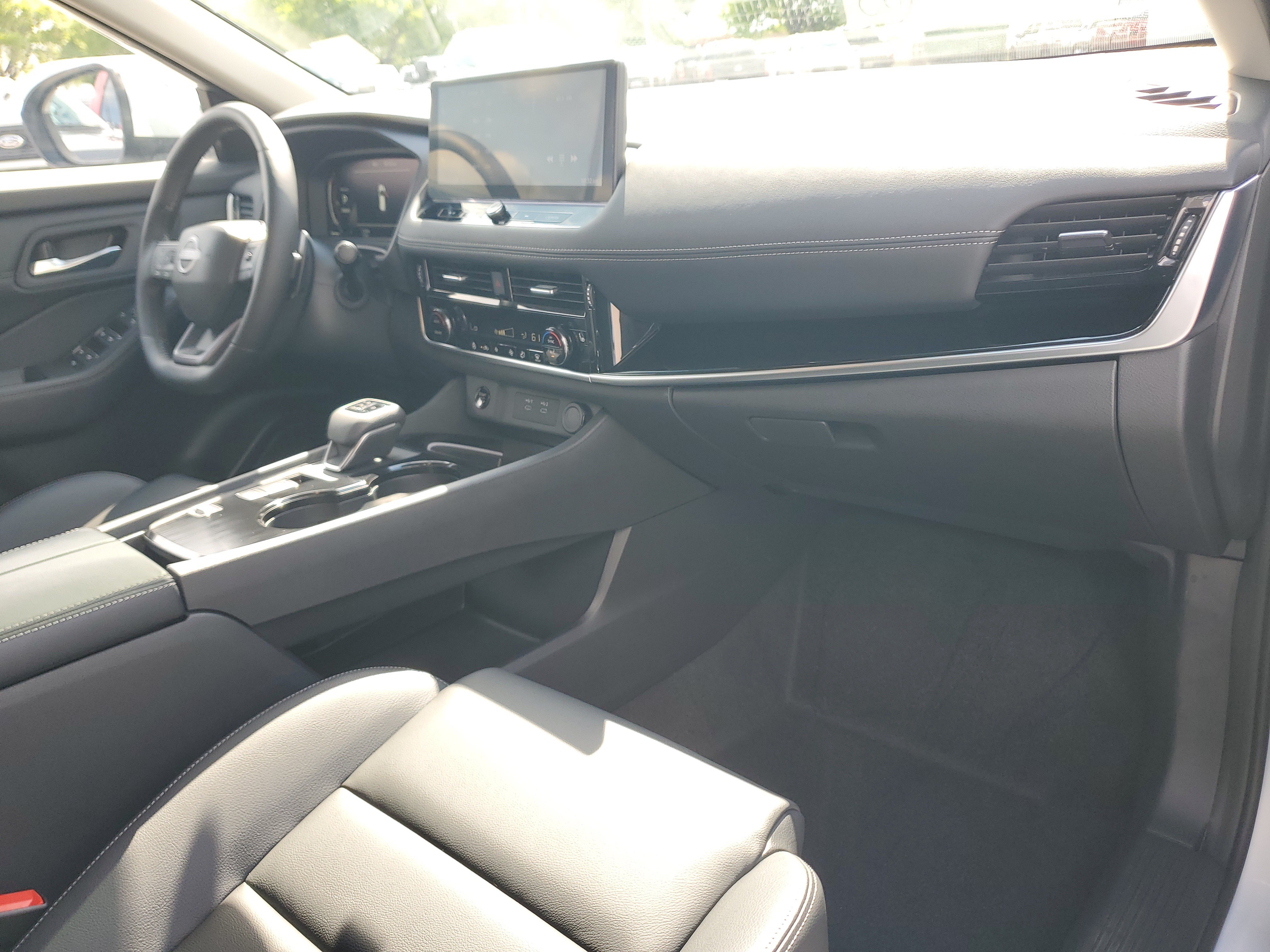 Used 2025 Nissan Rogue SL FWD image 17