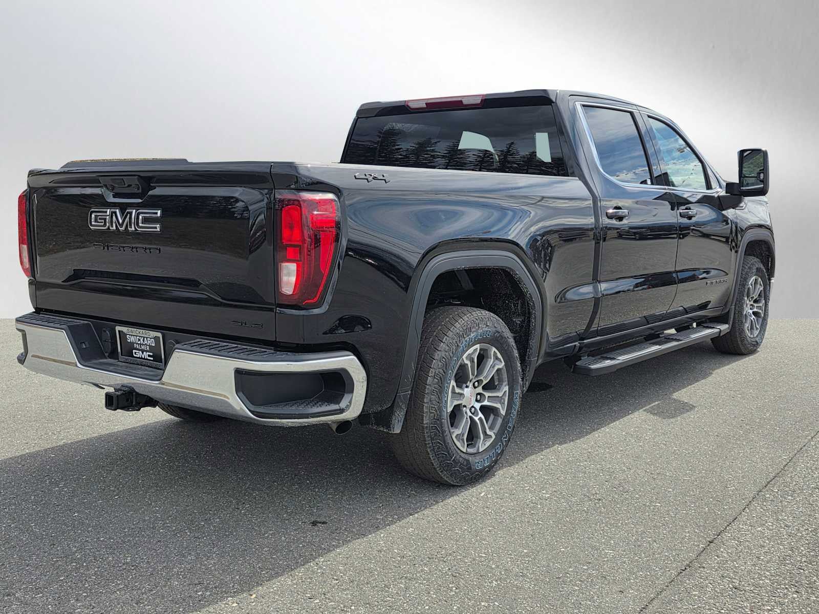 New 2026 GMC Sierra 1500 SLE w/ LPO, Black Badging Package AWD/4WD image 3