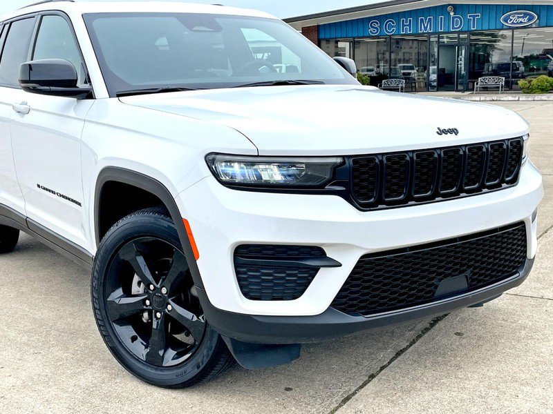 Used 2024 Jeep Grand Cherokee Altitude AWD/4WD image 8