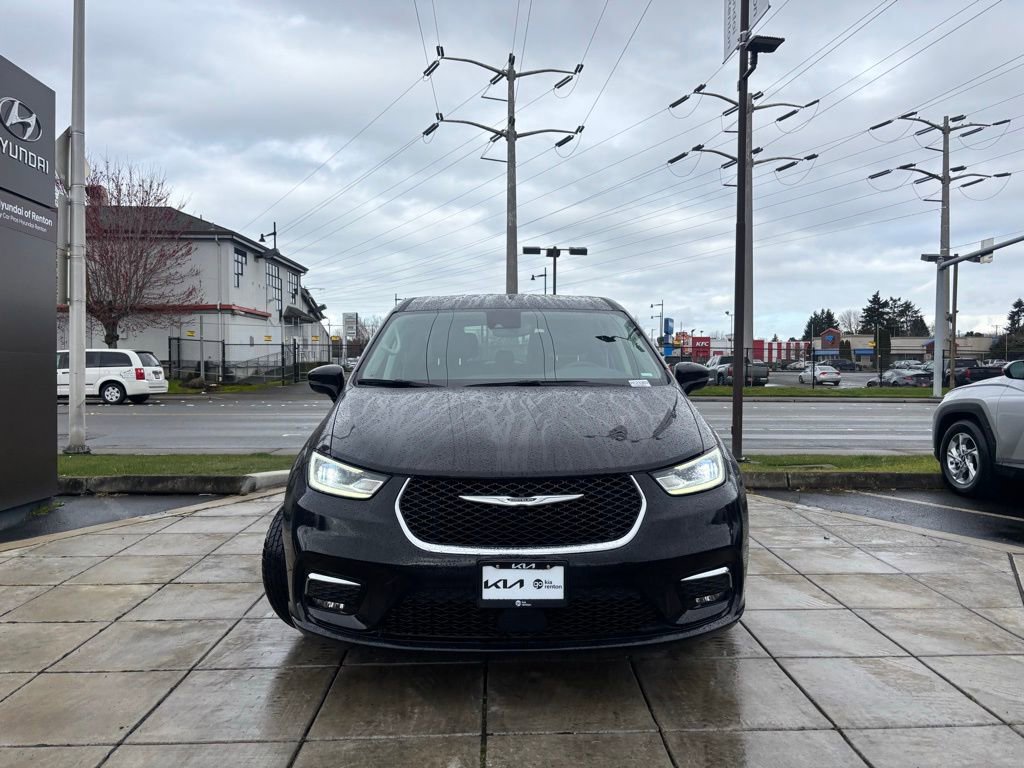 Used 2024 Chrysler Pacifica Select image 3