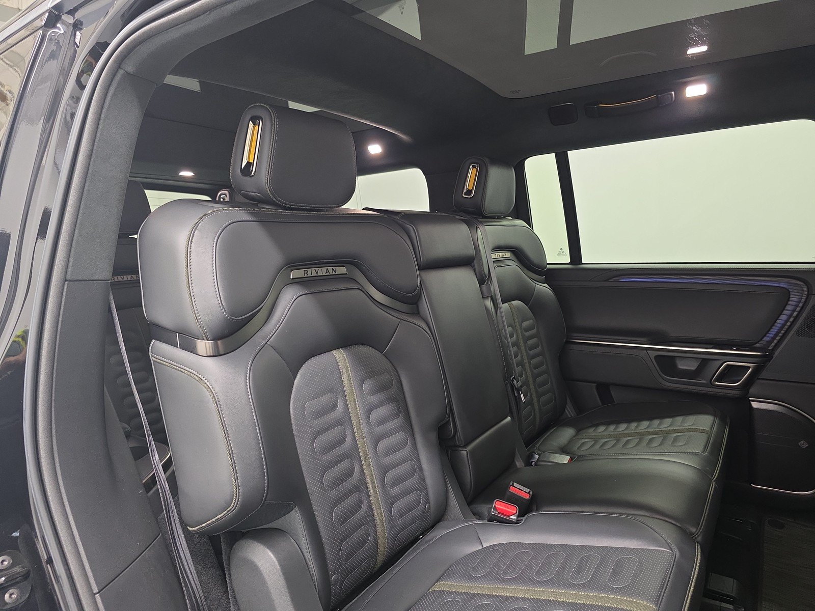 Used 2024 Rivian R1S Adventure AWD/4WD image 23