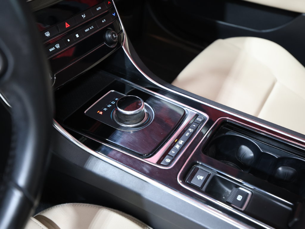 Used 2019 Jaguar XE Premium RWD image 21
