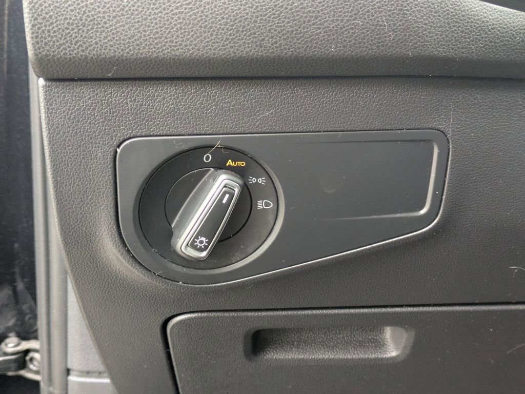 Used 2022 Volkswagen Tiguan SE image 16