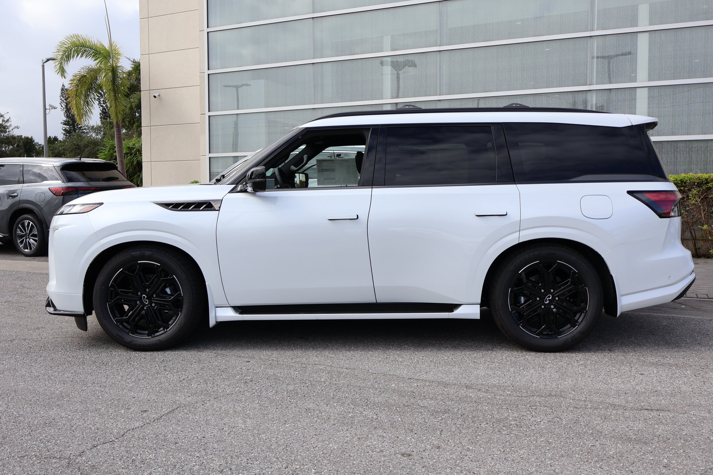 New 2026 INFINITI QX80 4WD image 2