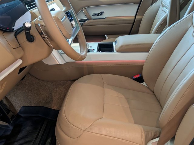 Used 2025 Land Rover Range Rover SV image 17