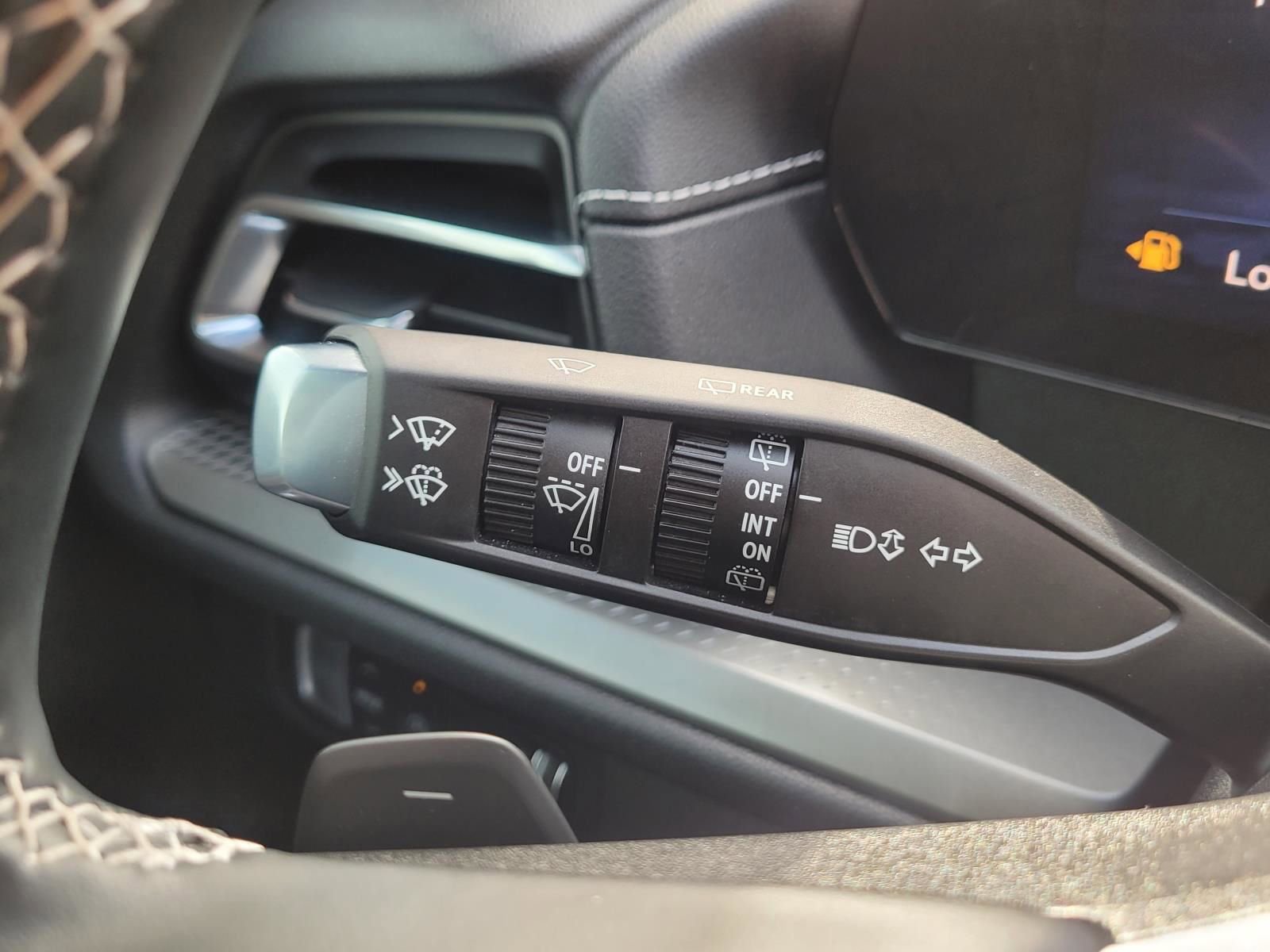 Used 2024 Chevrolet Traverse LT image 32