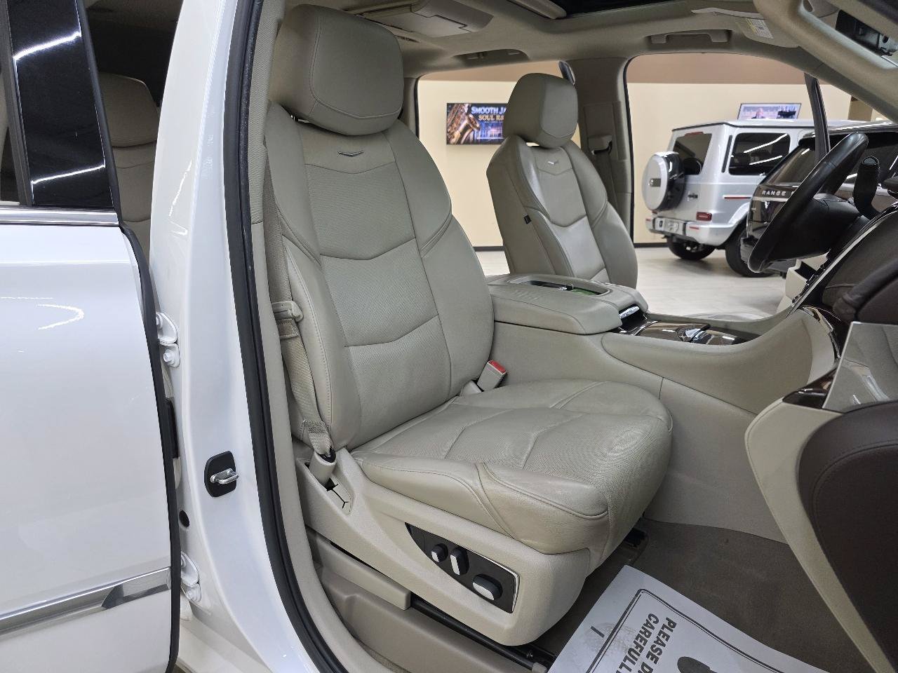 Used 2017 Cadillac Escalade Premium Luxury AWD/4WD image 21