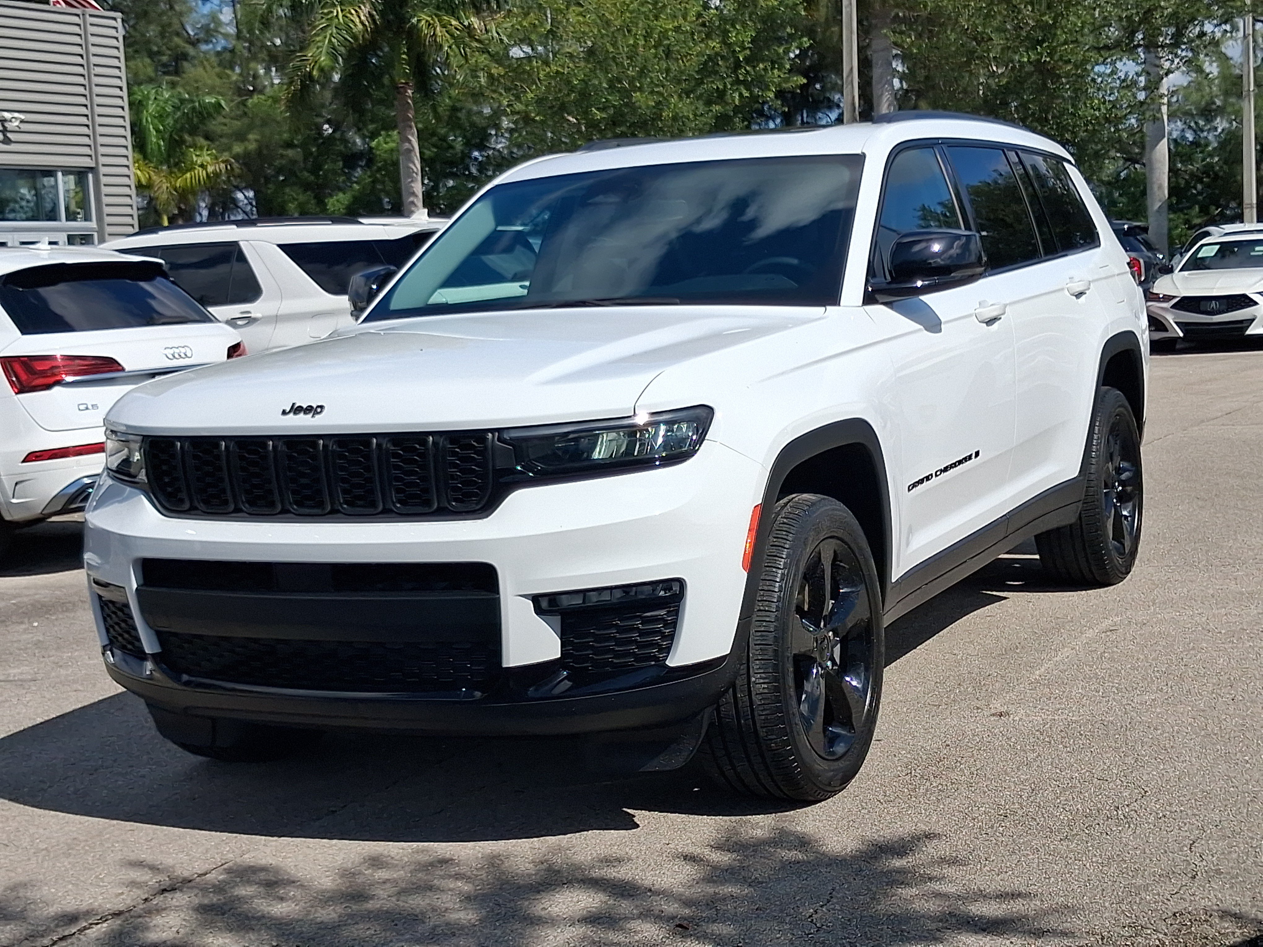 Used 2024 Jeep Grand Cherokee L Limited w/ Black Appearance Package AWD/4WD image 2