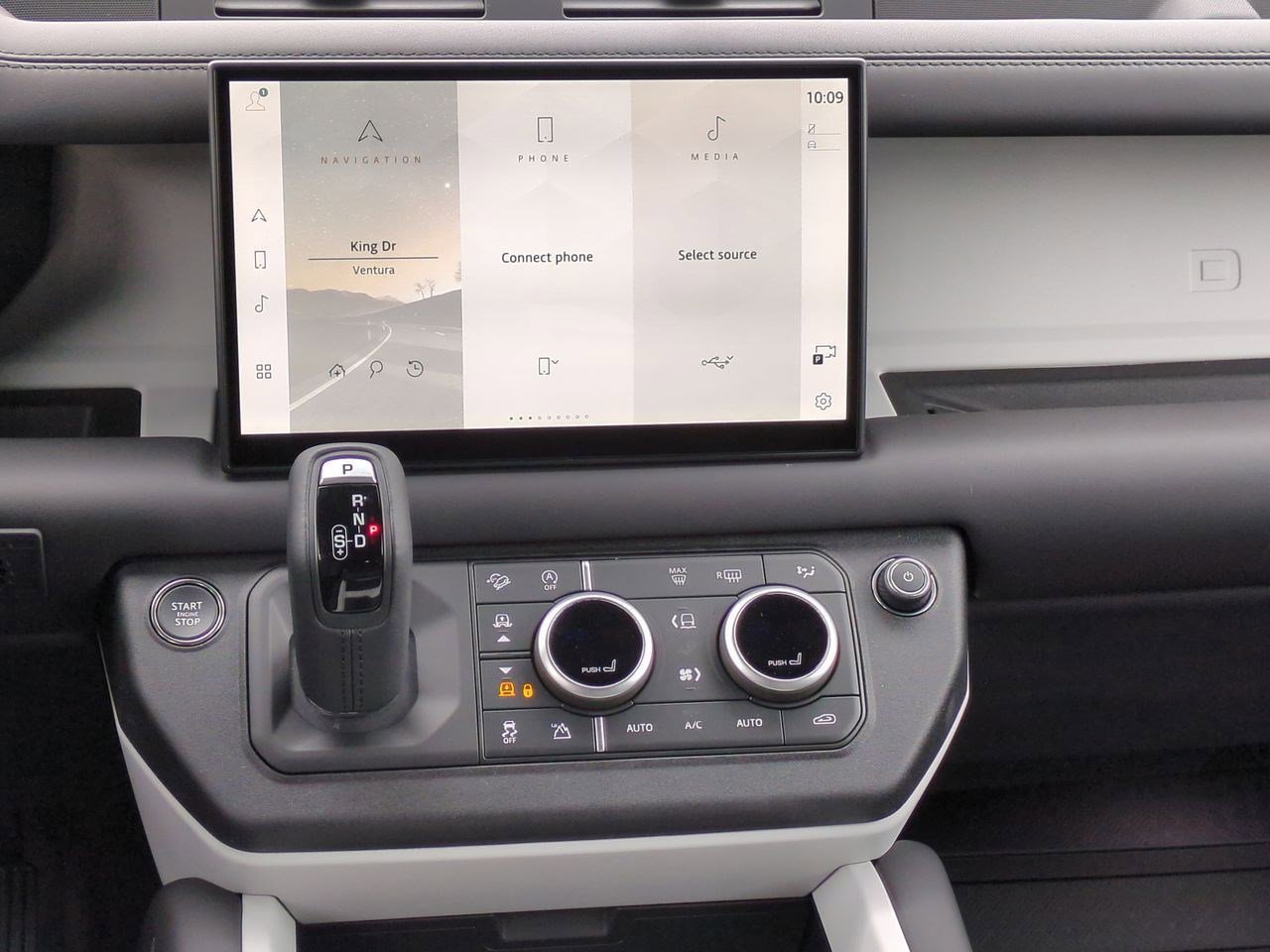 New 2025 Land Rover Defender 130 X-Dynamic SE image 15