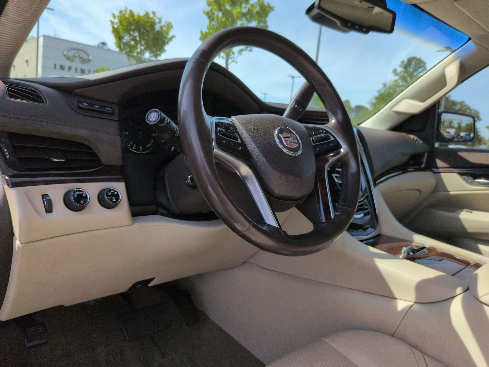 Used 2015 Cadillac Escalade Luxury image 15