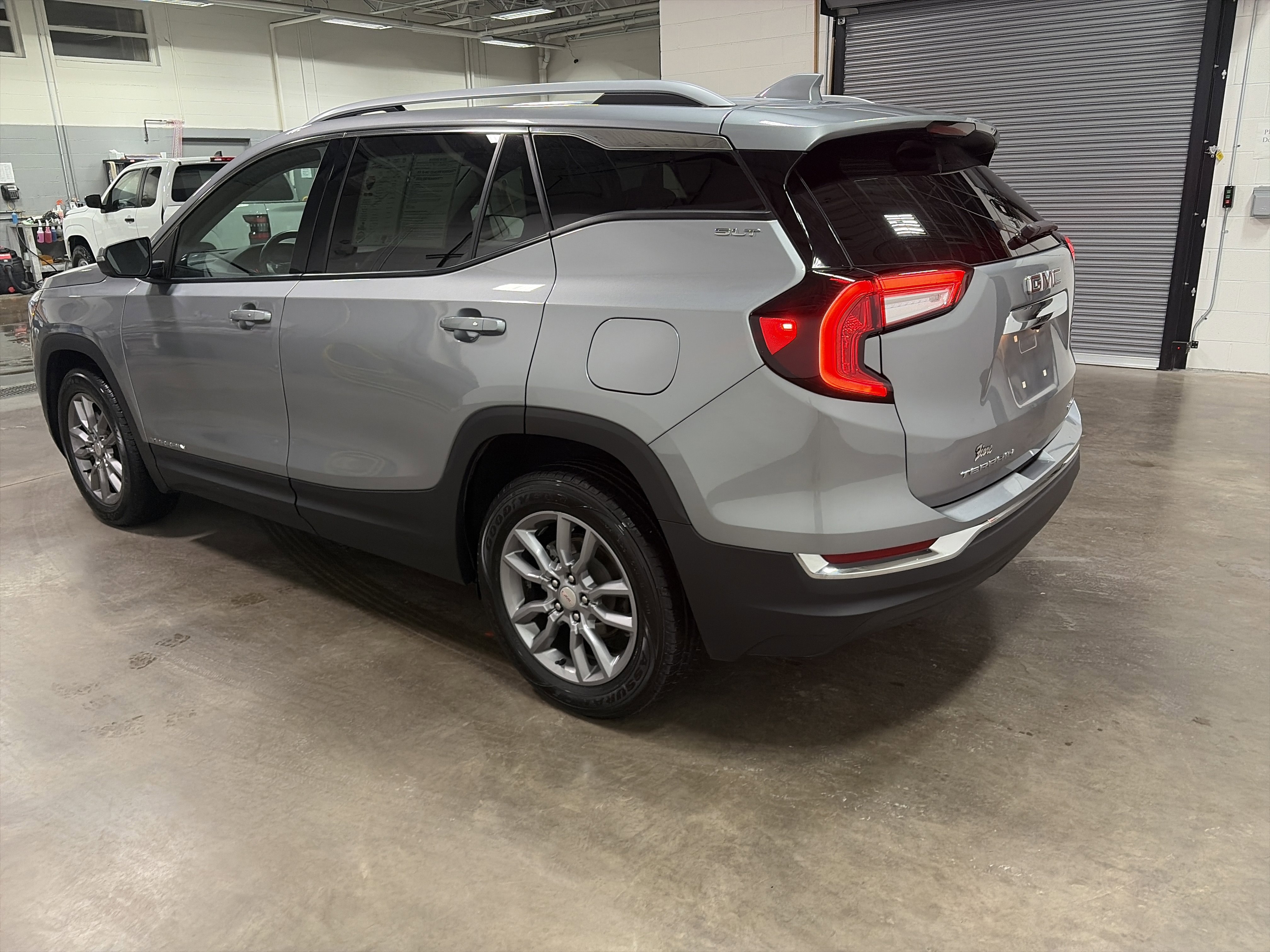 Used 2024 GMC Terrain SLT AWD/4WD image 5