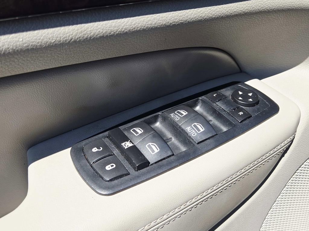 Used 2013 Jeep Grand Cherokee Laredo image 32