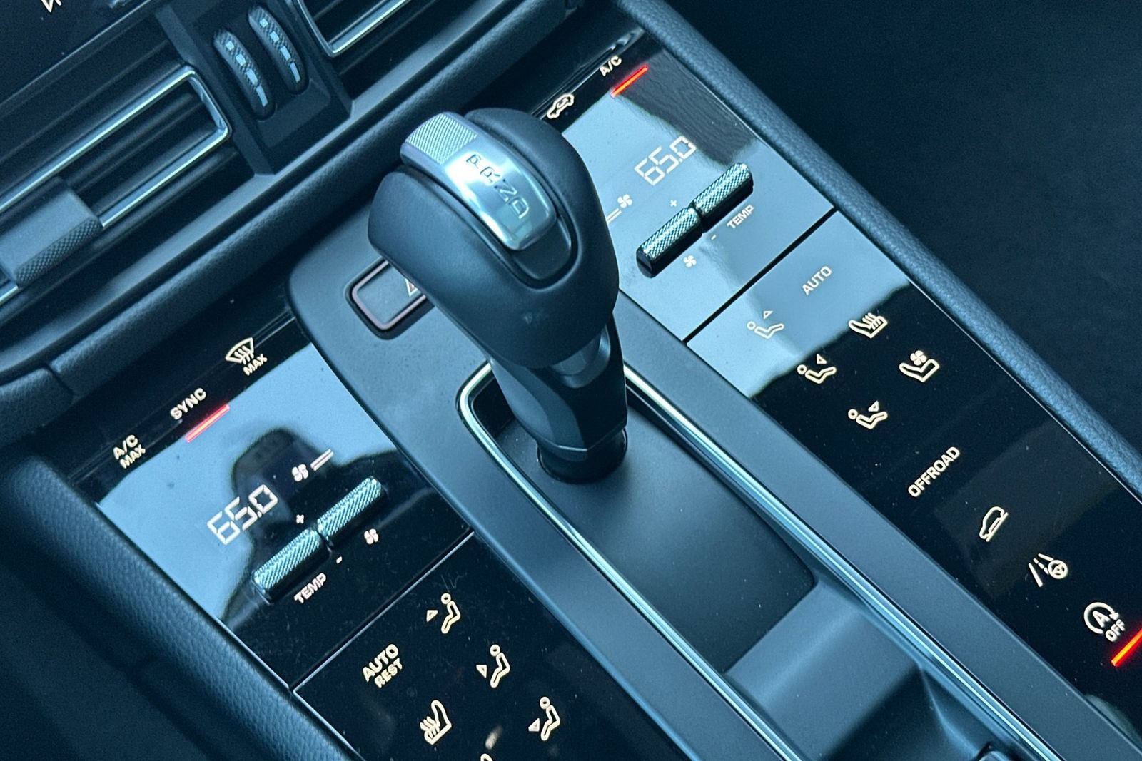 Used 2025 Porsche Macan AWD/4WD image 28