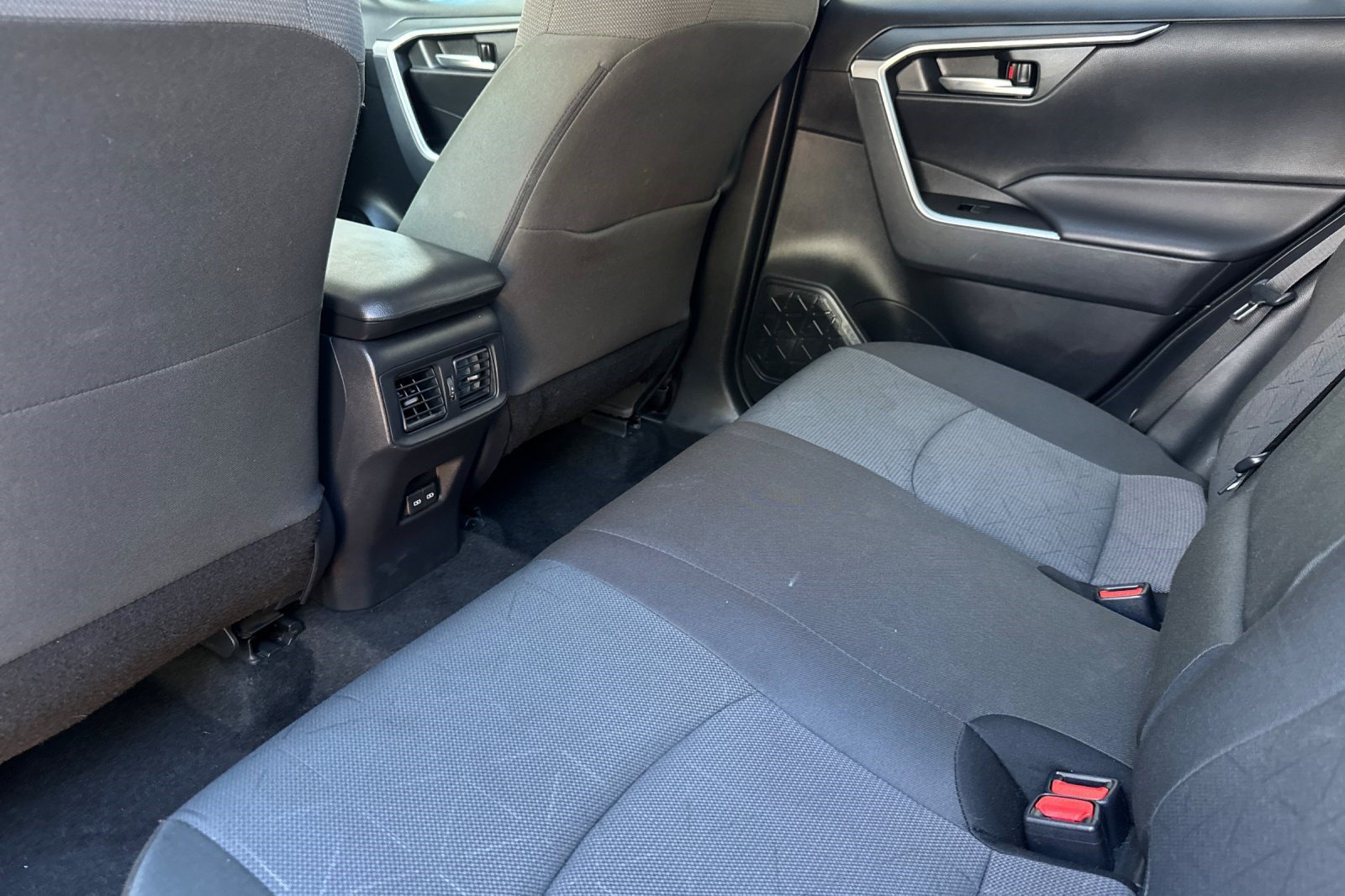 Used 2025 Toyota RAV4 XLE FWD image 28