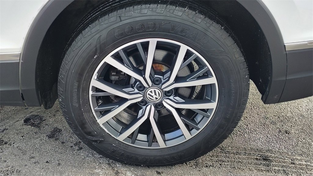 Used 2020 Volkswagen Tiguan SE w/ Panoramic Sunroof Package image 30