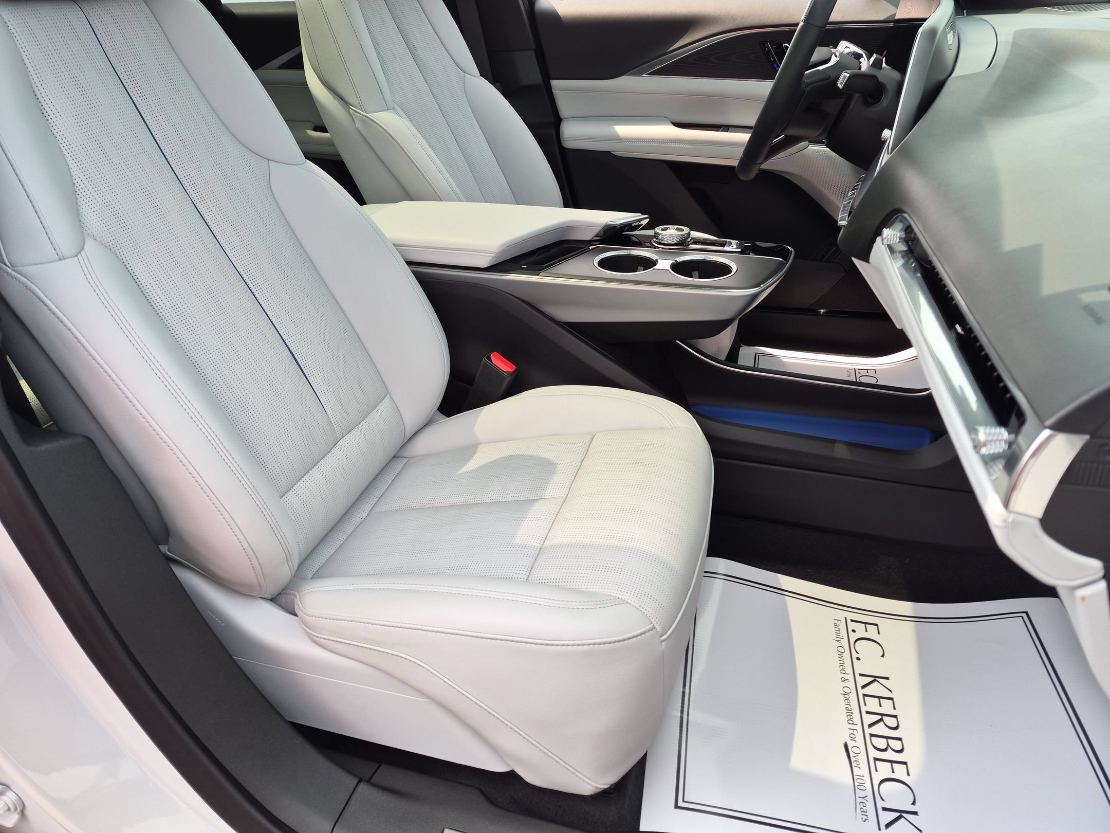 Certified 2024 Cadillac Lyriq Luxury AWD/4WD image 28