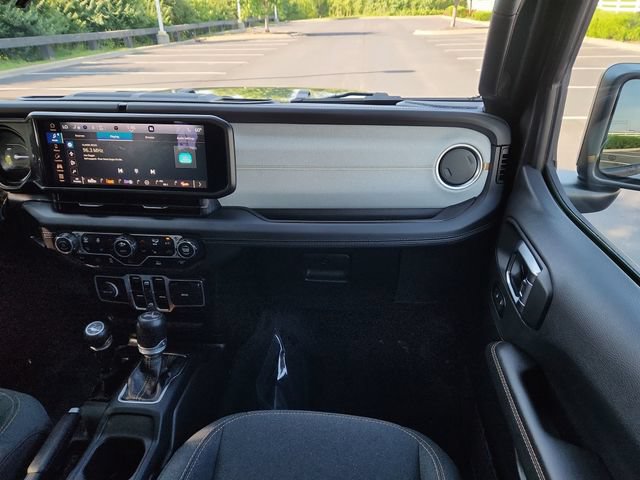 Used 2025 Jeep Wrangler Unlimited Sahara AWD/4WD image 24