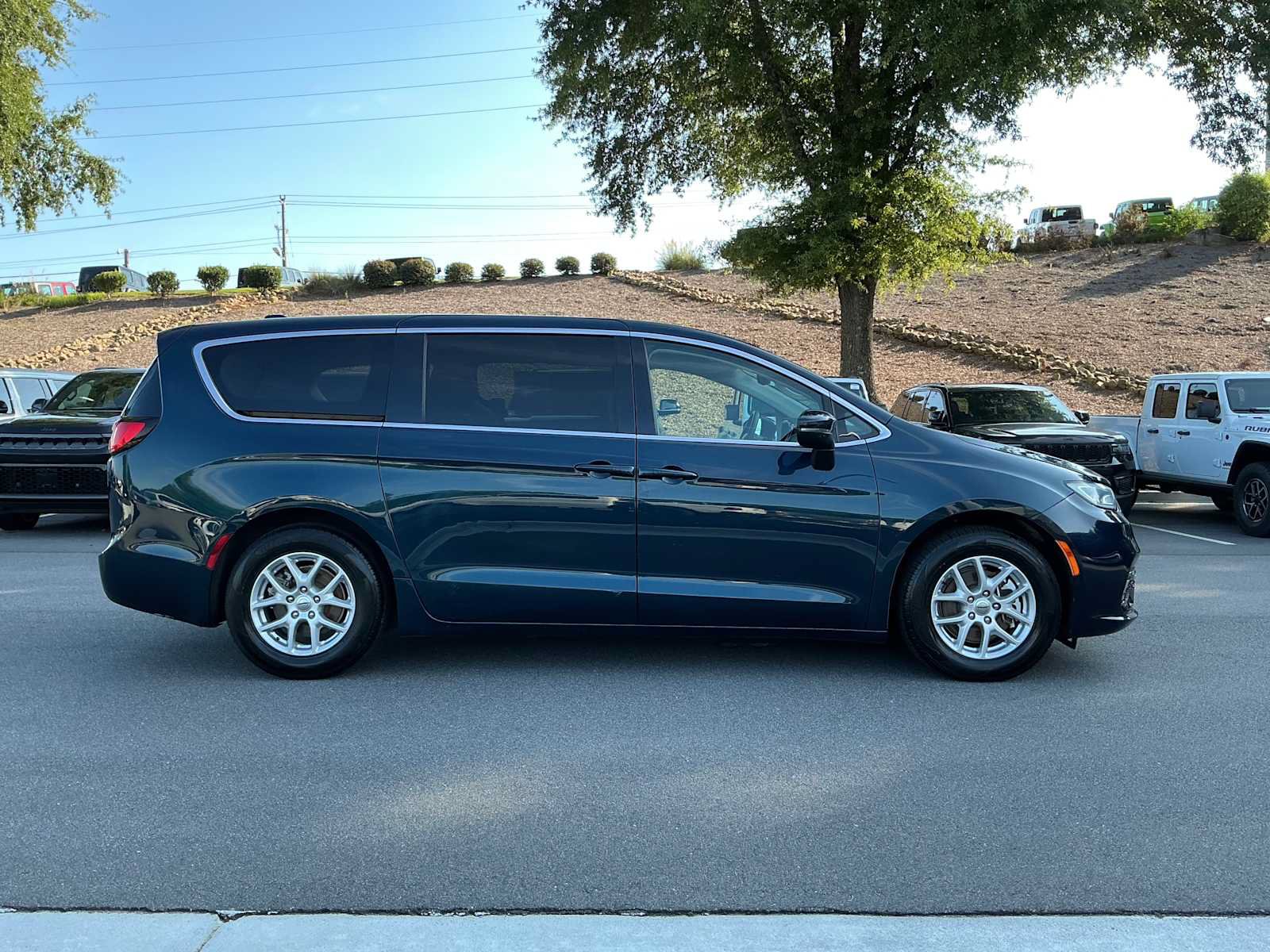 Used 2023 Chrysler Pacifica Touring-L FWD image 6