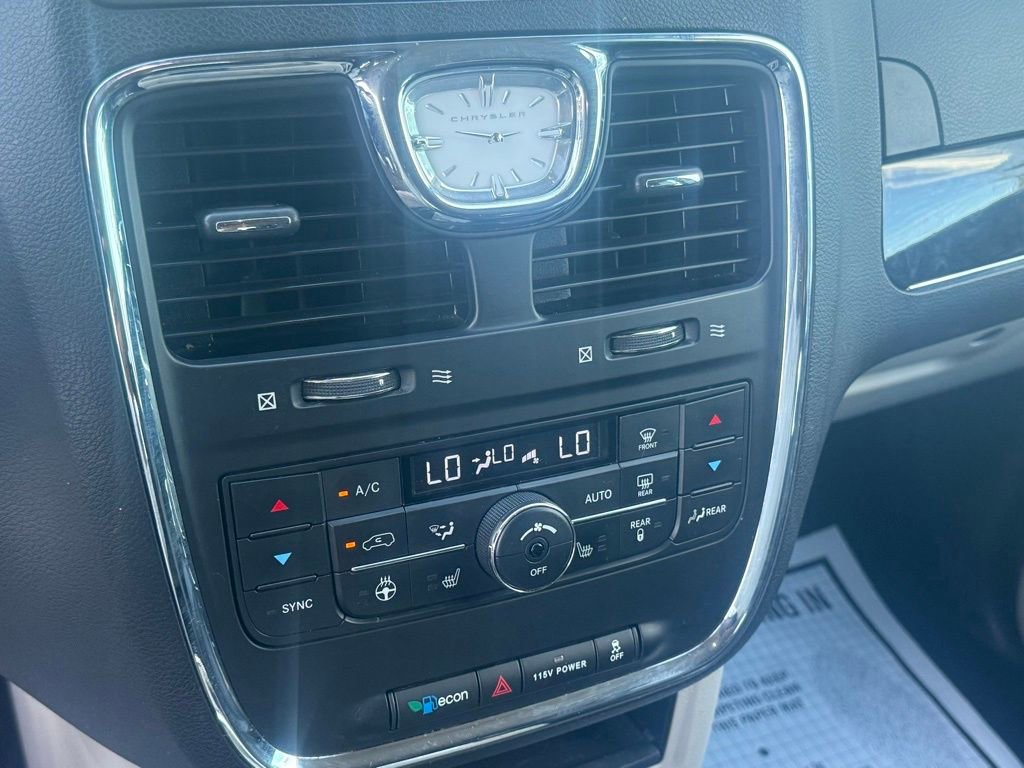 Used 2016 Chrysler Town & Country Touring w/ Driver Convenience Group image 16