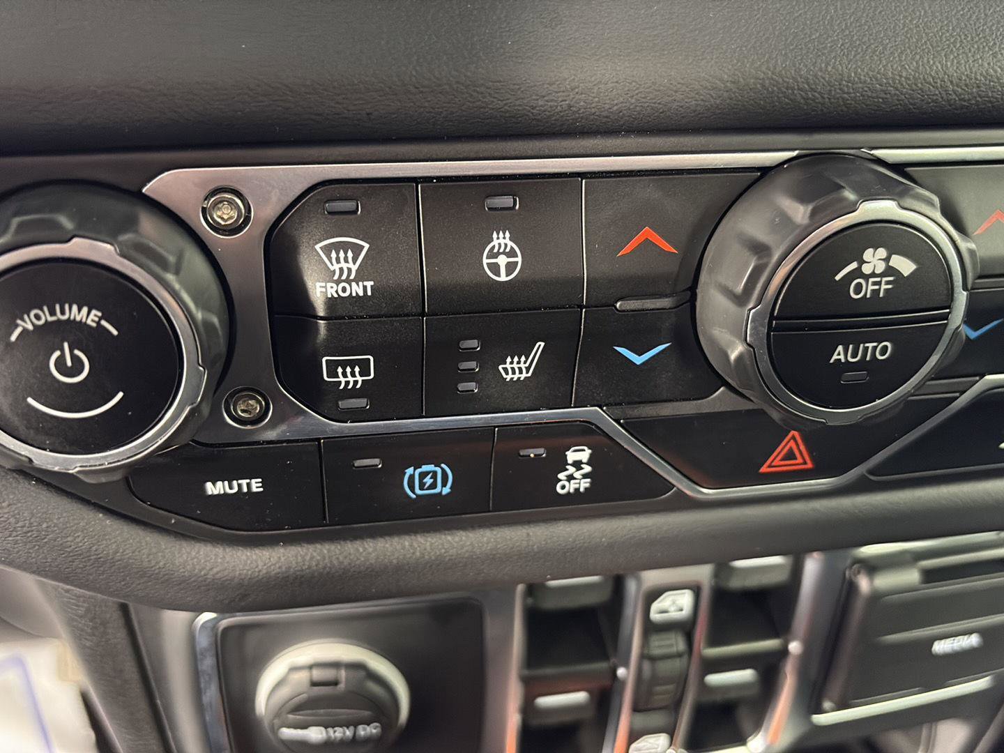 Used 2024 Jeep Wrangler Sahara w/ Technology Group image 38