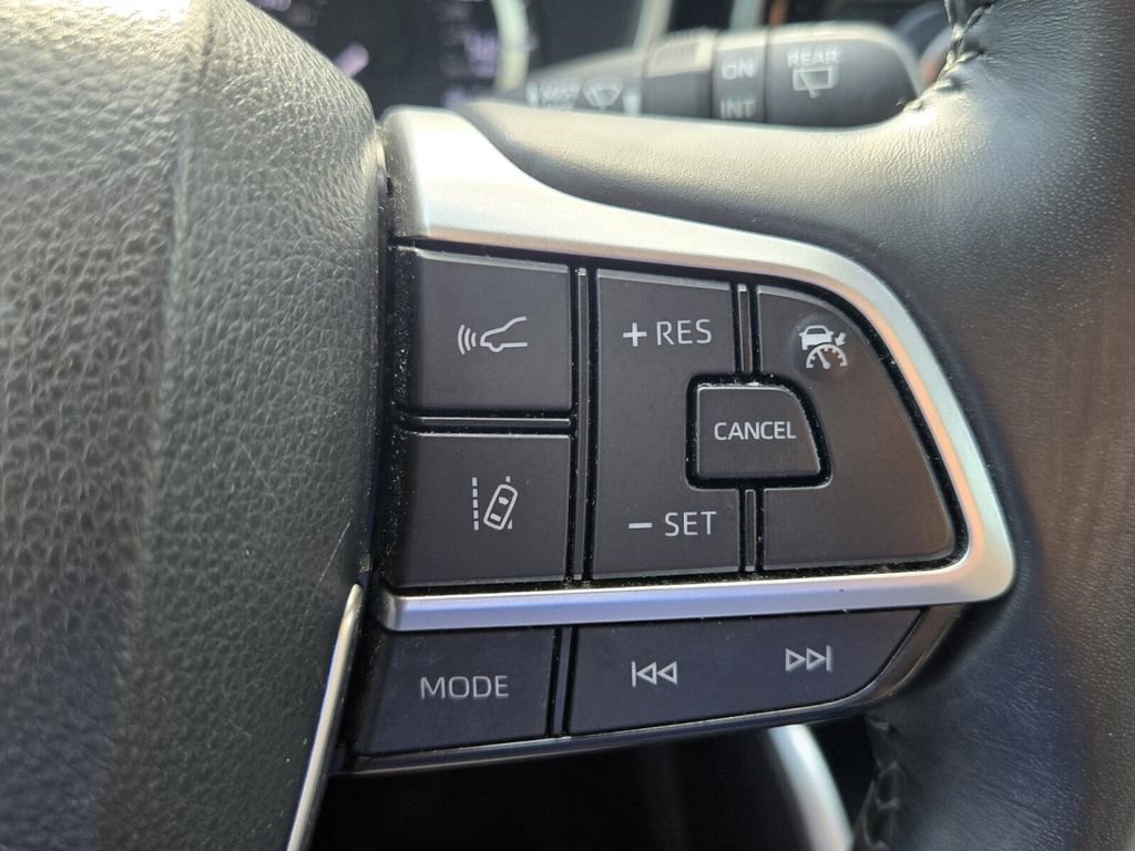 Used 2023 Toyota Highlander XLE FWD image 28