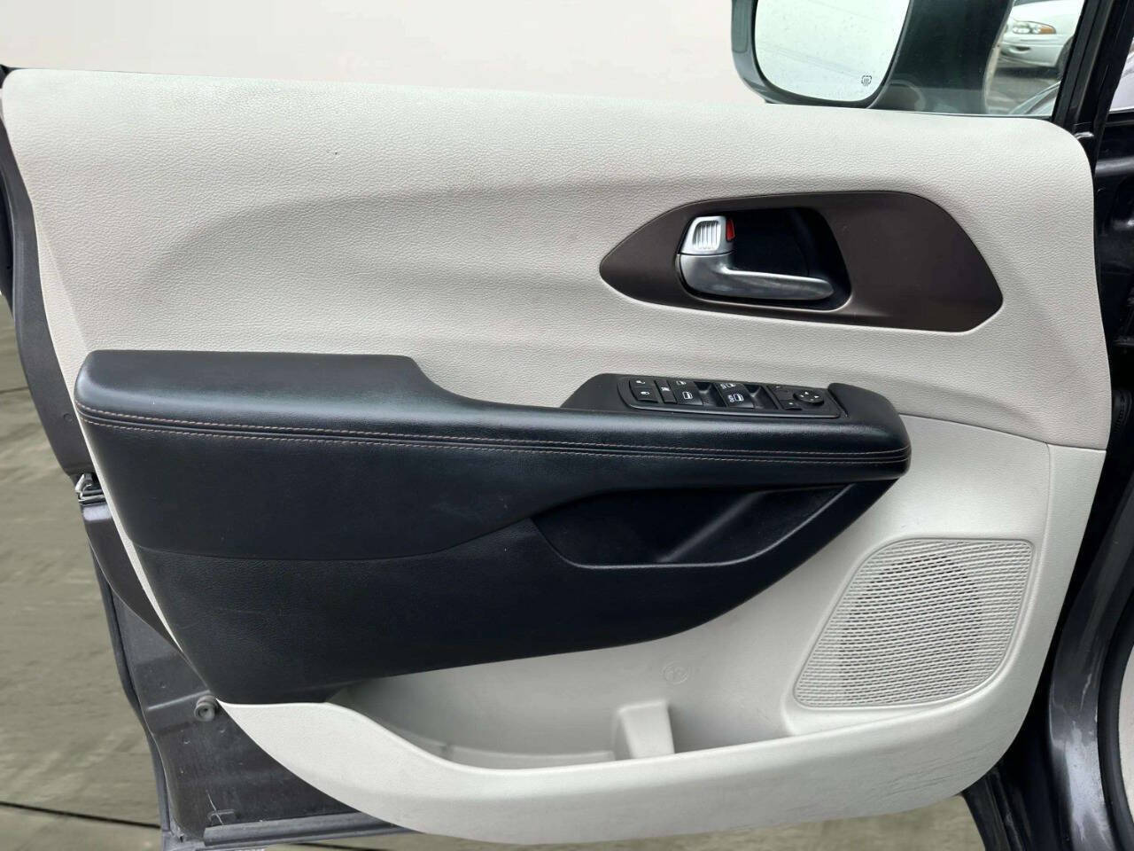 Used 2019 Chrysler Pacifica Touring-L FWD image 10