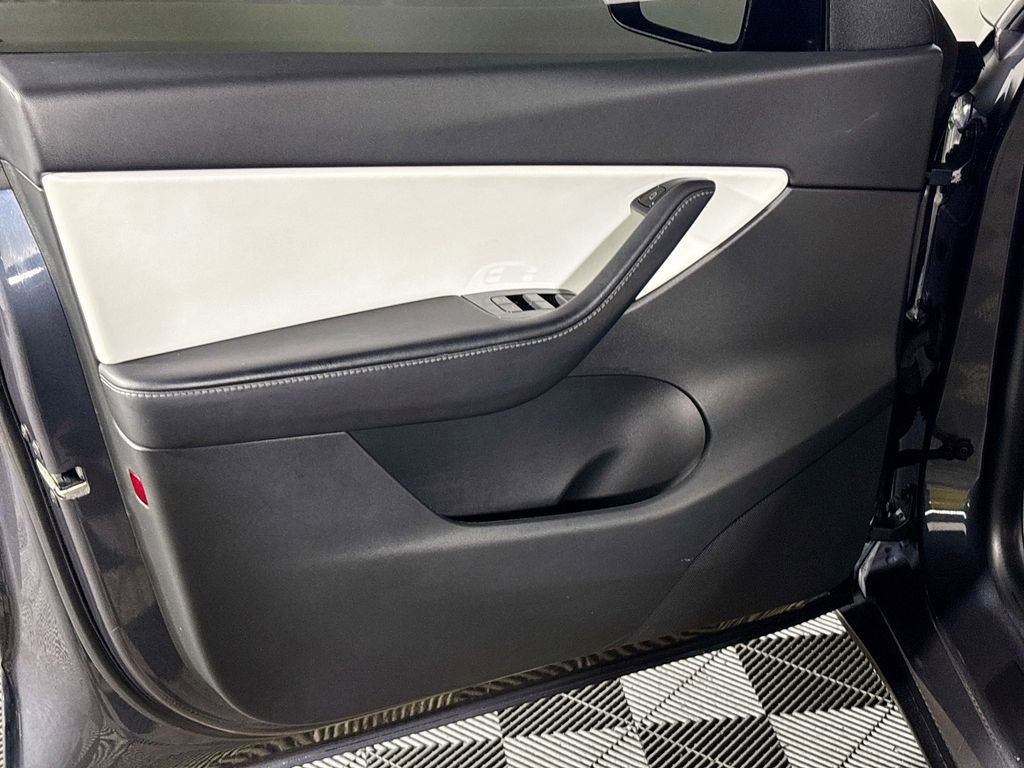 Used 2020 Tesla Model Y Long Range image 10