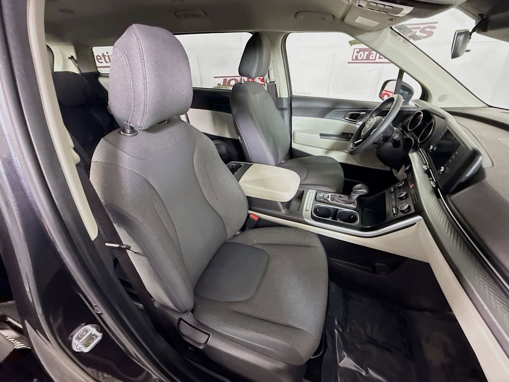 Used 2022 Kia Carnival LX image 31