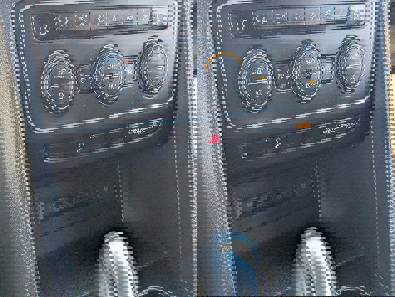 Used 2020 Volkswagen Atlas Cross Sport SE w/ Panoramic Sunroof Package image 25