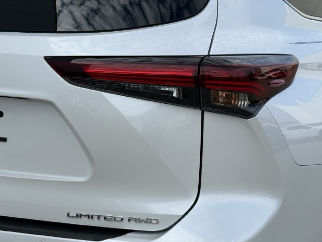 Used 2026 Toyota Highlander Limited AWD/4WD image 6