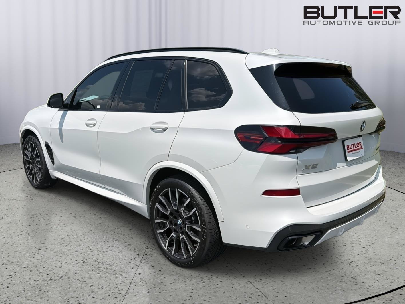 Used 2025 BMW X5 xDrive40i w/ M Sport Package AWD/4WD image 4