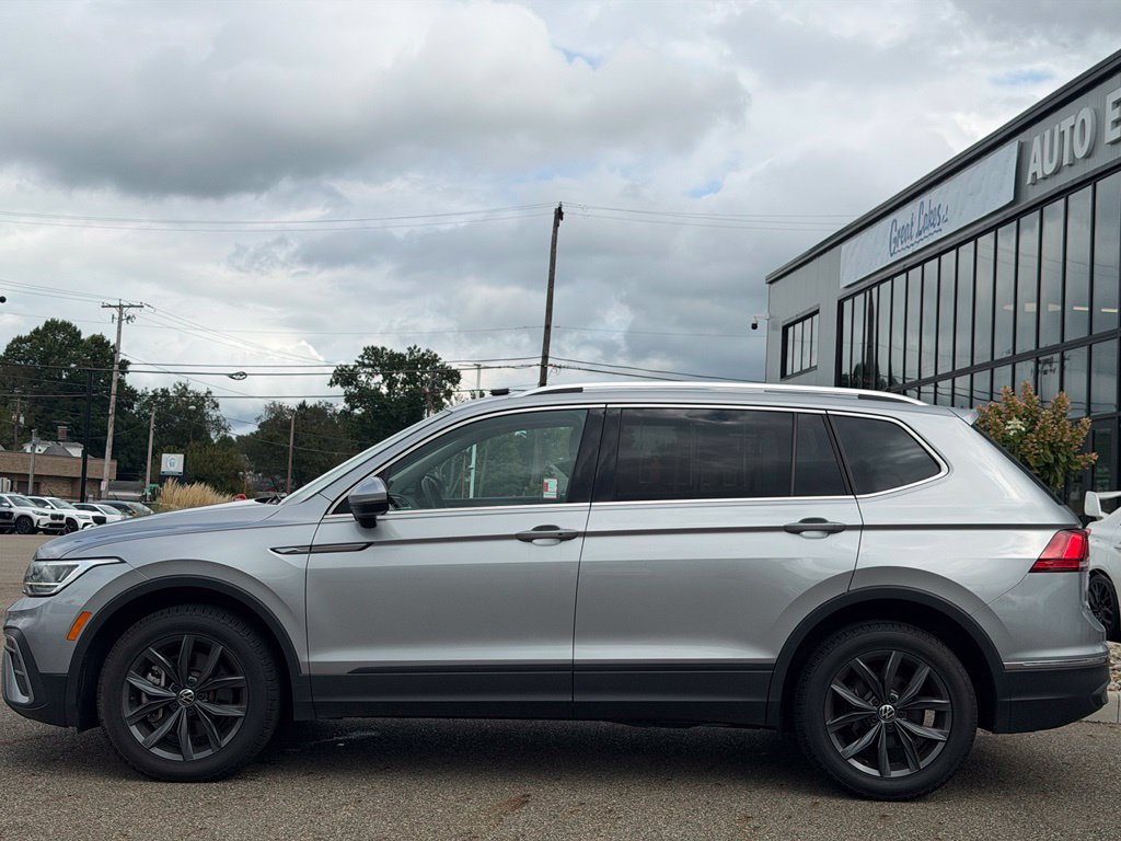 Used 2023 Volkswagen Tiguan SE w/ Panoramic Sunroof Package AWD/4WD image 2
