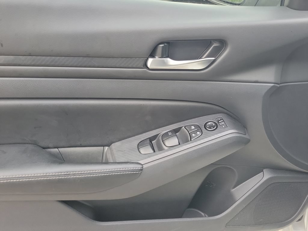 Used 2025 Nissan Altima 2.5 SV FWD image 17