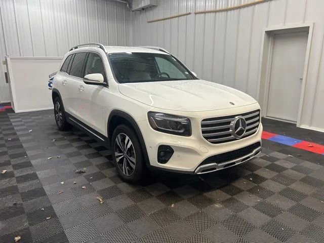 Used 2025 Mercedes-Benz GLB 250 4MATIC image 2