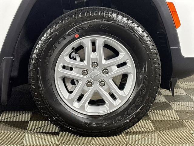 Certified 2025 Jeep Grand Cherokee Laredo w/ MOPAR Finishing Package AWD/4WD image 23