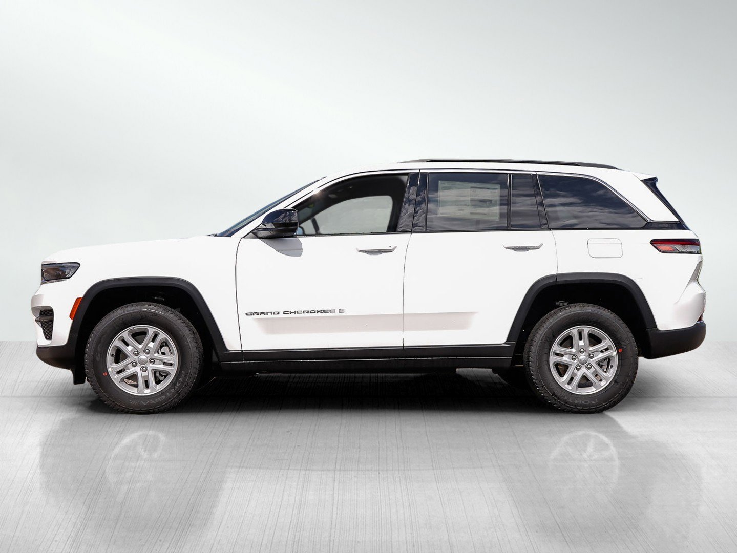 New 2025 Jeep Grand Cherokee Laredo image 4
