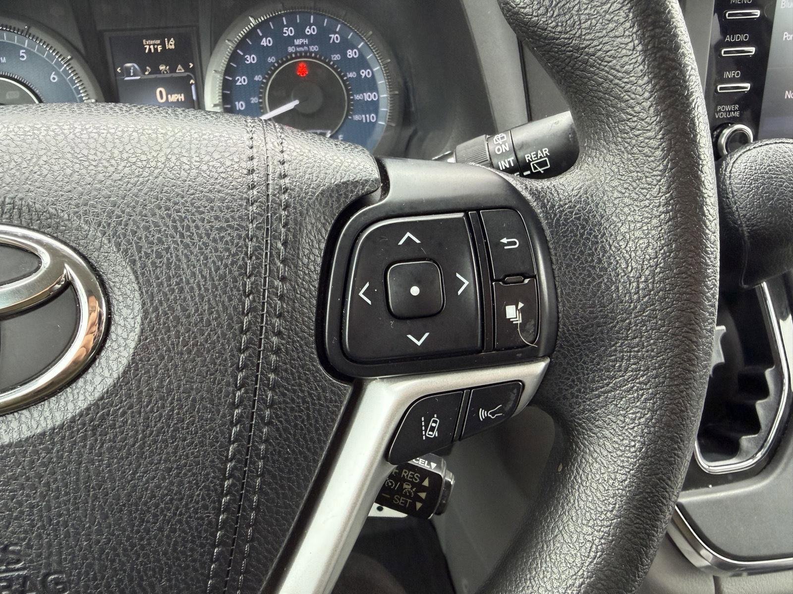 Used 2018 Toyota Sienna LE w/ Carpet Mat Package FWD image 37