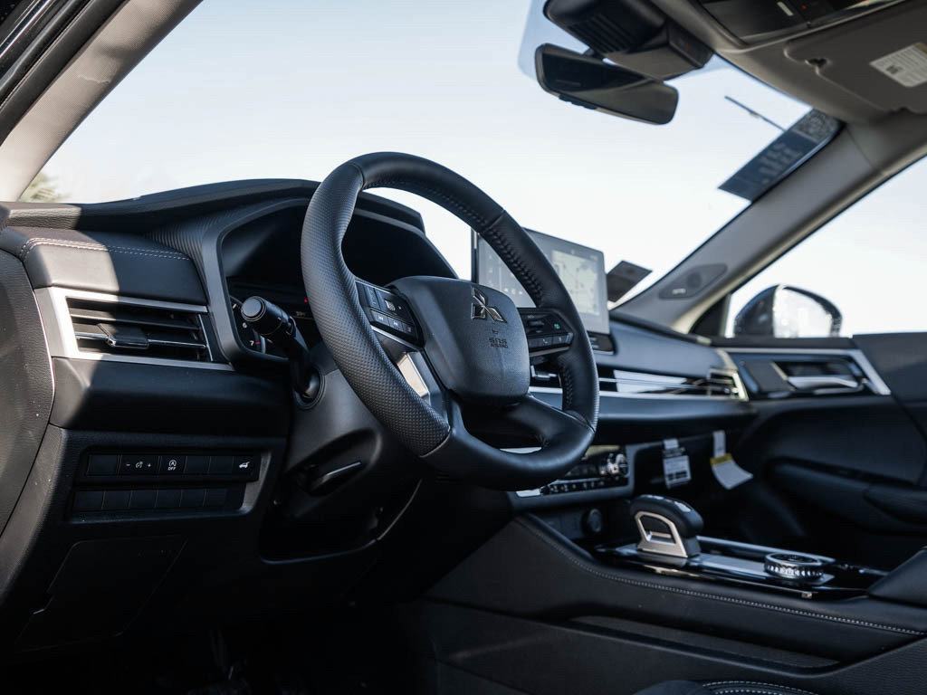 New 2026 Mitsubishi Outlander SE image 19