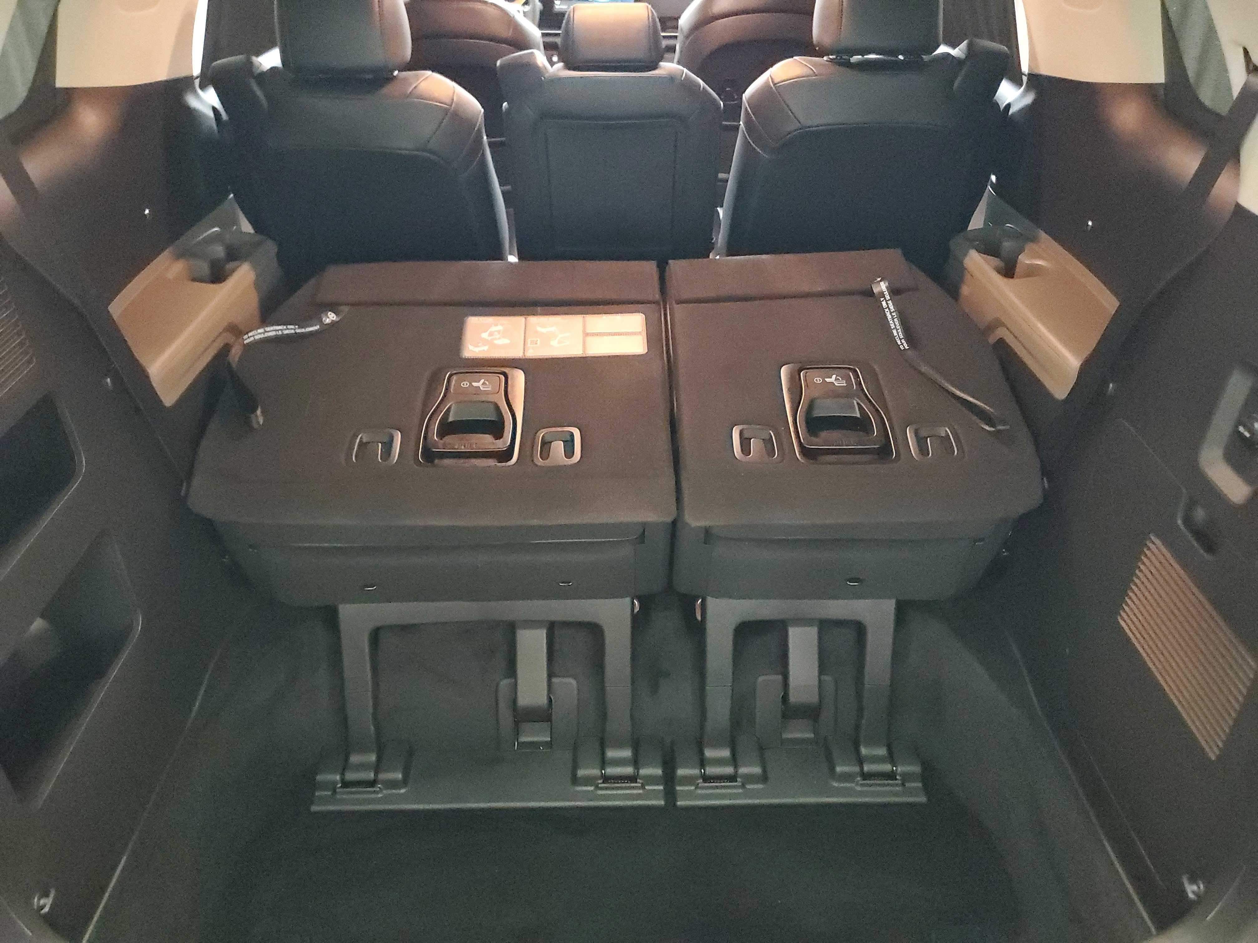 Used 2025 Kia Carnival EX FWD image 9