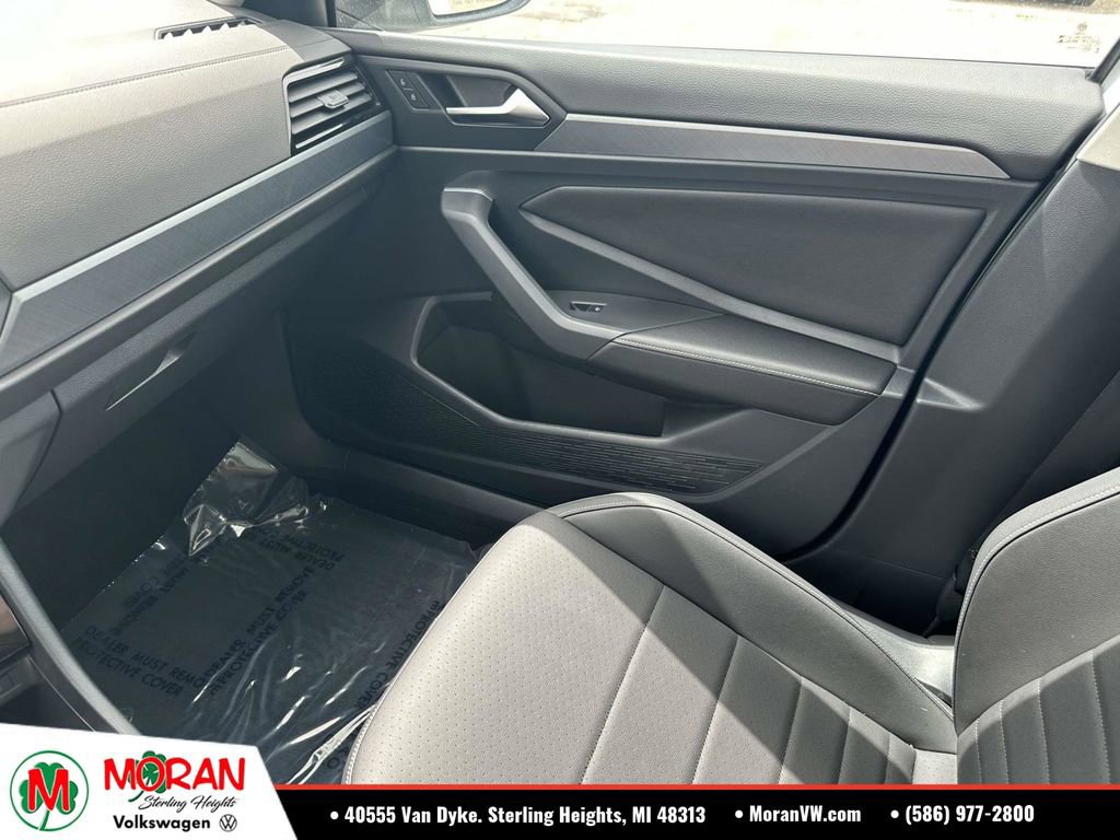 Certified 2023 Volkswagen Jetta SE w/ Panoramic Sunroof Package FWD image 32