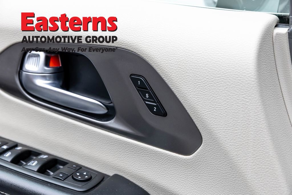 Used 2022 Chrysler Pacifica Touring-L image 22