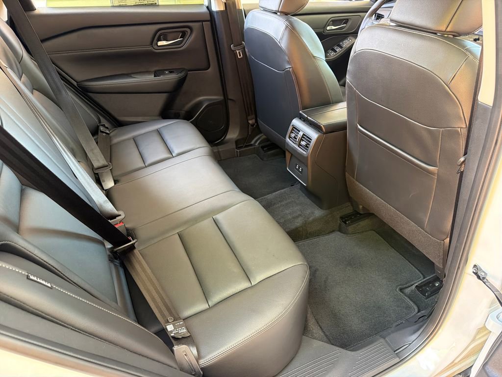 Used 2025 Nissan Rogue SL image 32