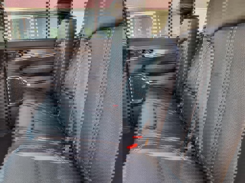 Certified 2024 Jeep Wagoneer L Series III w/ Flexible Seating Group image 37