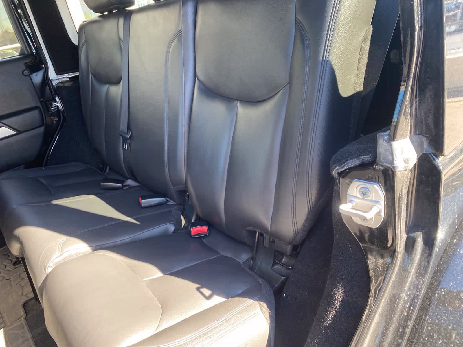 Used 2017 Jeep Wrangler Unlimited Rubicon w/ Connectivity Group AWD/4WD image 14