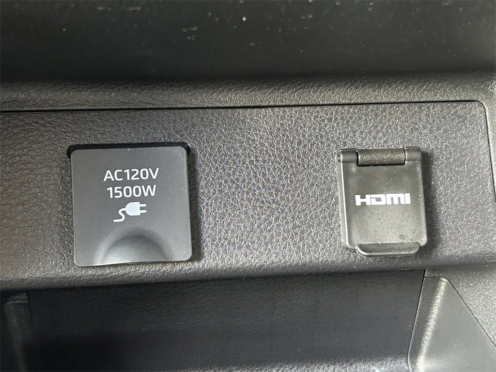 Used 2025 Toyota Sienna XSE image 19